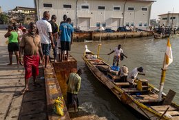 Accra;-Ghana;-Jamestown;-fishing-harbour;-unloading;-pirogue;-fishermen;-quay;-mooring;-harbour-activity;-Sino-Ghanaian-cooperation;-artisanal-fishing;-fishing-community;-daily-life;-Gulf-of-Guinea;-West-Africa;-historic-district;-documentary-photography;-Kaleidos;-Kaleidos-images;-La-parole-à-limage;-Stories-Pictures;-Tarek-Charara